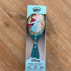 New In Box Disney Frozen Blue Wet Brush with Elsa and Anna